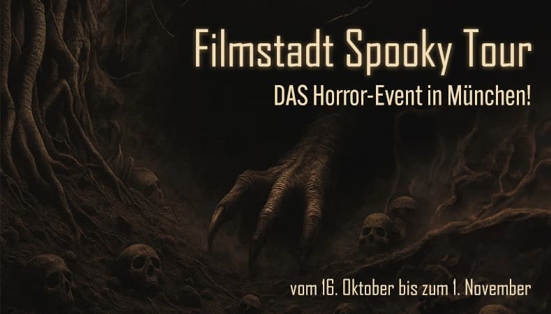 Besucher in einem Horror-Pavillon der Filmstadt Spooky Tour in München