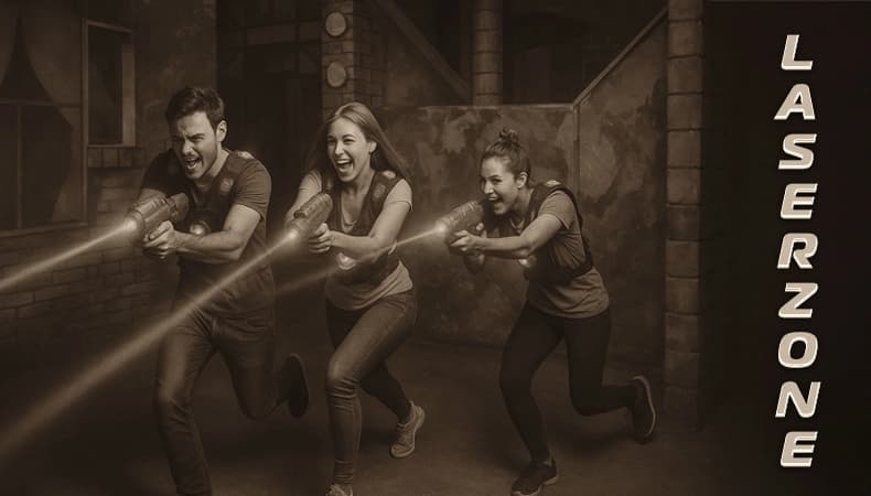 LaserTag-Arena mit bunter Beleuchtung und Spielern