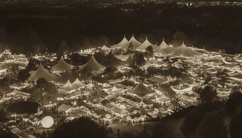 Festzelte und Lichter des Tollwood Winterfestivals auf der Theresienwiese