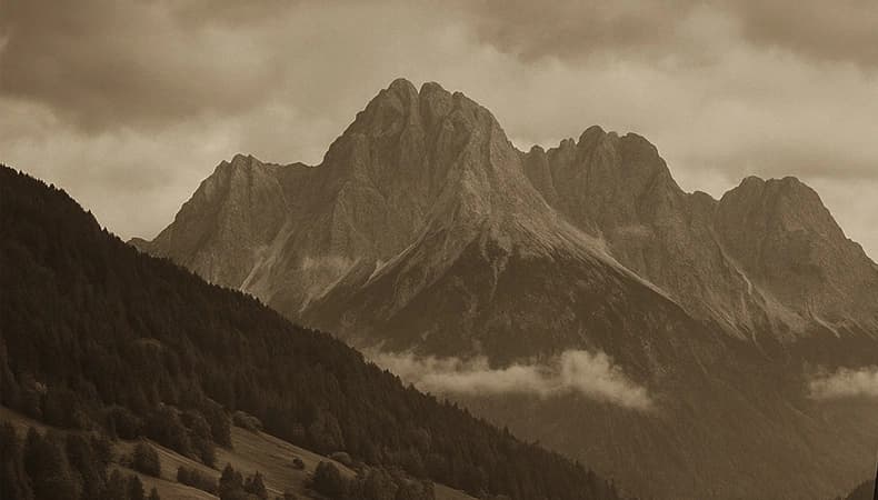 Tiroler Berge und Winterurlaub